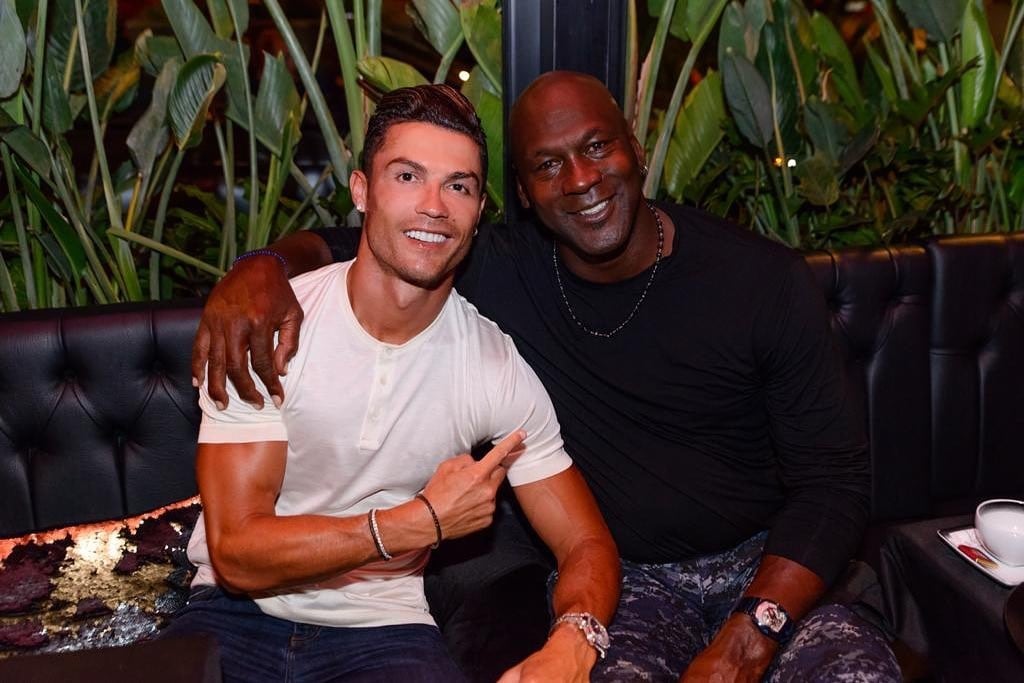 Superstar Ronaldo invited Michael Jordan and his wife to Saudi Arabia for dinner at the most luxurious 6-star restaurant in Saudi Arabia