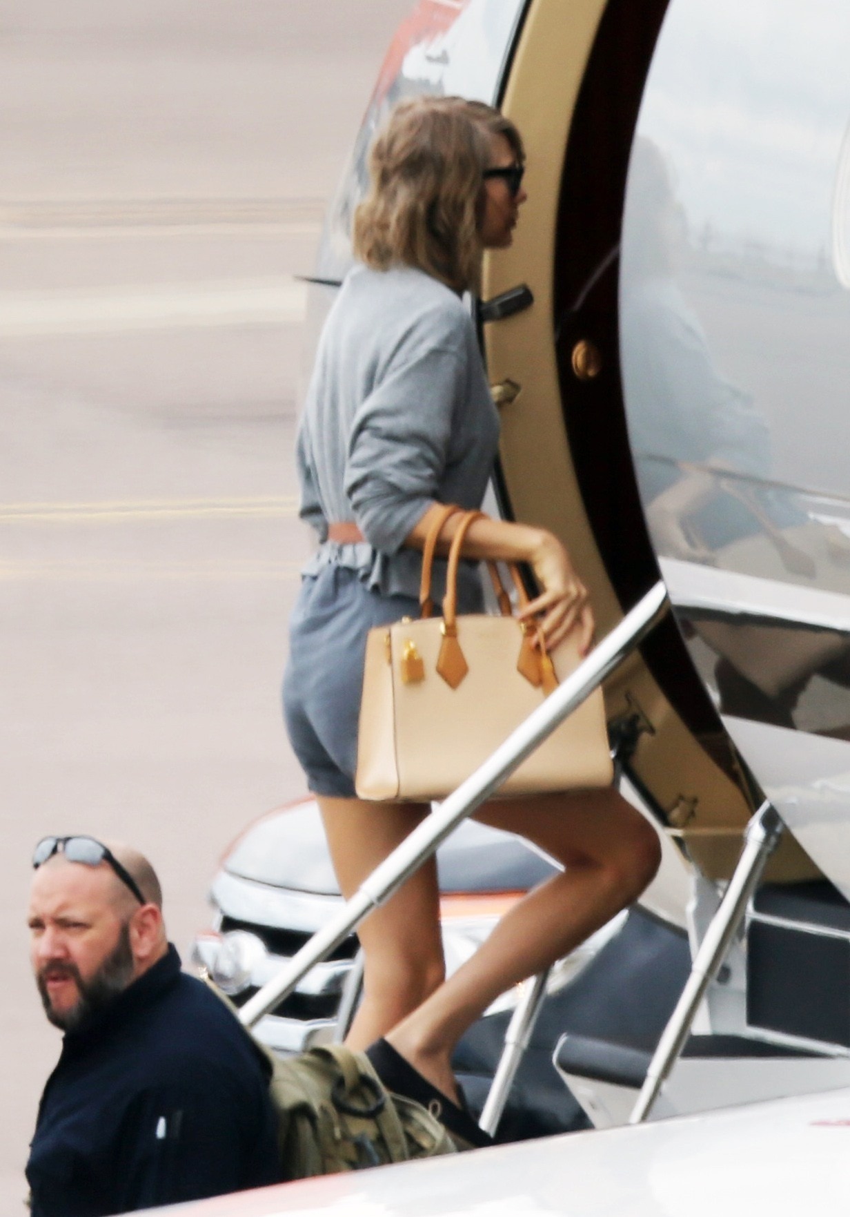 Taylor Swift Web — Boarding a private jet in the UK 06/23/15 (x)