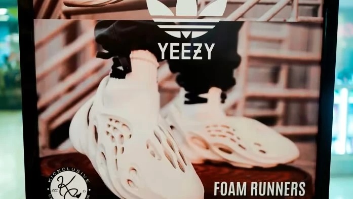 Từ bạn thành thù: adidas thà đốt đồ Yeezy của Kanye West còn hơn bán