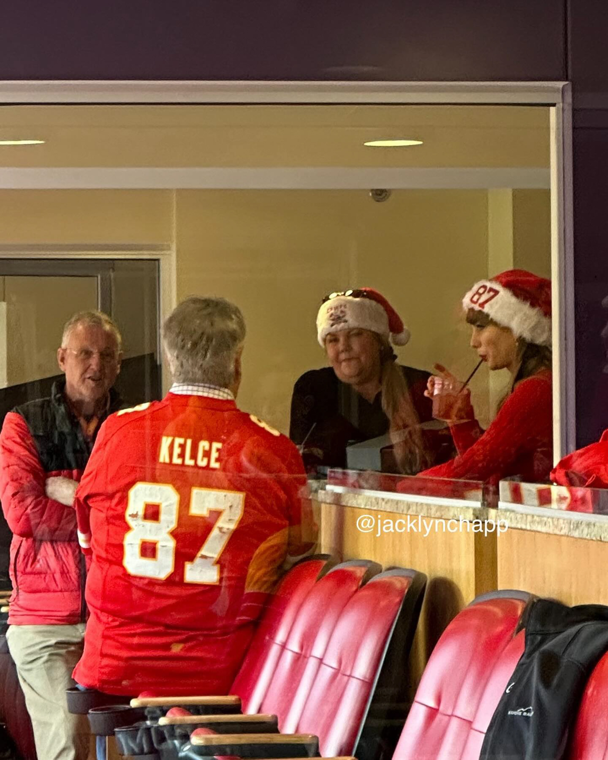 taylor swift and her dad talking to ed kelce