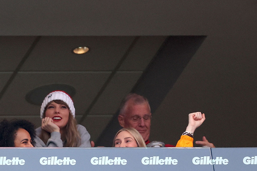 Taylor Swift, Dad, Scott Swift, Alana Haim, Ashley Avignone, Brittany Mahomes, Chiefs Game No. 7, 2023