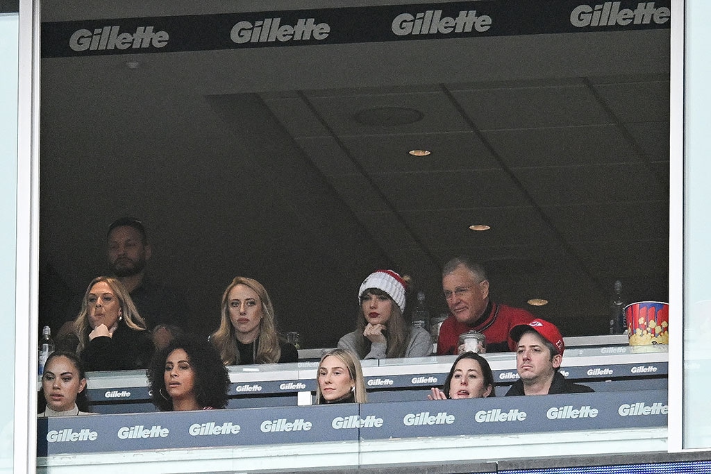 Taylor Swift, Dad, Scott Swift, Alana Haim, Ashley Avignone, Brittany Mahomes, Chiefs Game No. 7, 2023