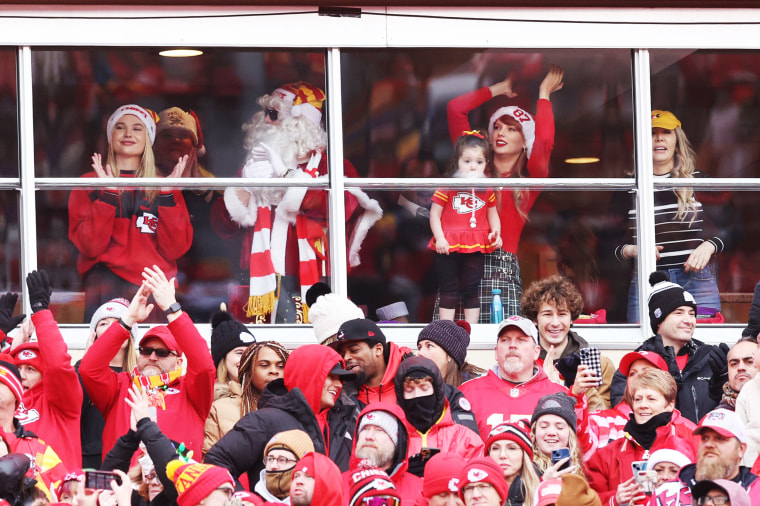 Taylor Swift cheers on boyfriend Travis Kelce at Christmas Day Chiefs game