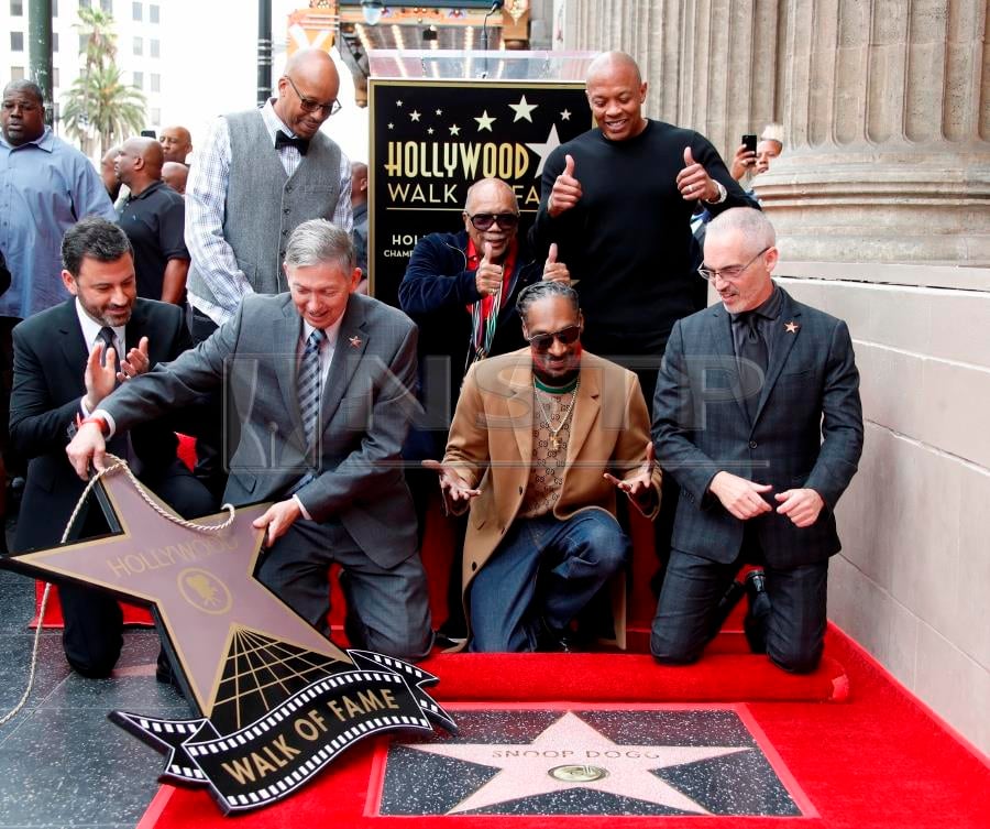 As he gets Hollywood Walk of Fame star, Snoop Dogg thanks... himself