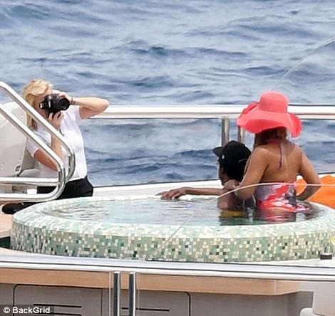  Loving moments between husband and wife Beyonce and Jay-Z 