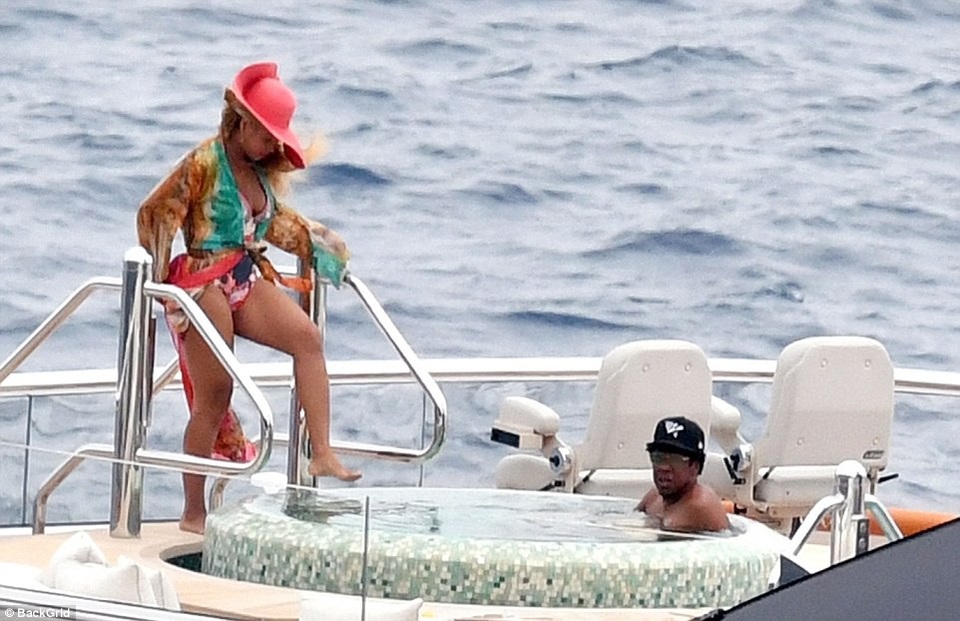 Beyonce Knowles and her husband relax on a $180 million yacht - 10
