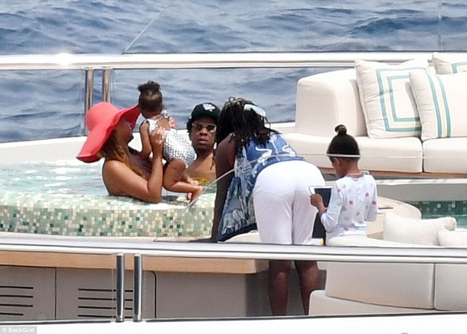 Beyonce Knowles and her husband relax on a $180 million yacht - 18