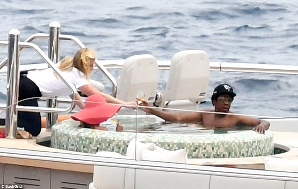 Beyonce Knowles and her husband relax on a $180 million yacht - 6