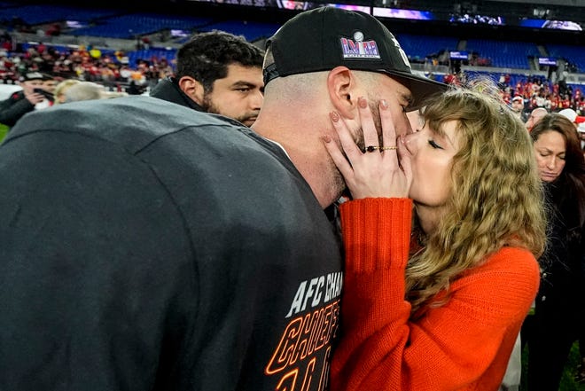 Taylor Swift, Travis Kelce kiss on the field as Chiefs defeat Ravens