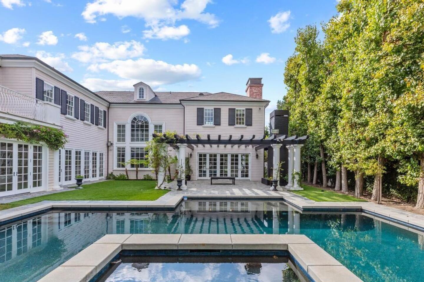 Diddy sells his Toluca Lake mansion for $6.5 million - Los Angeles Times