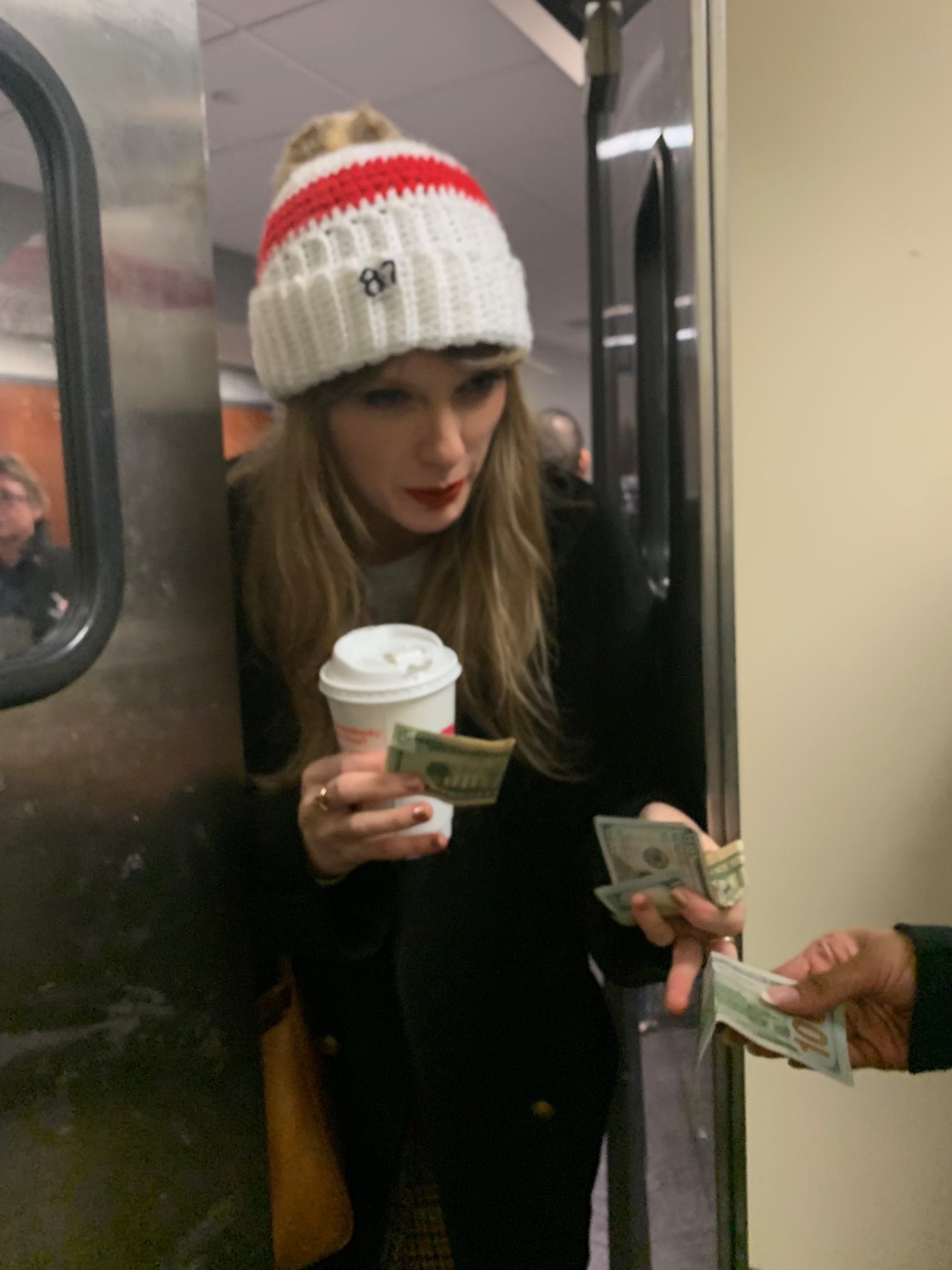 Taylor Swift tips employees at Gillette Stadium after Chiefs beat the  Patriots