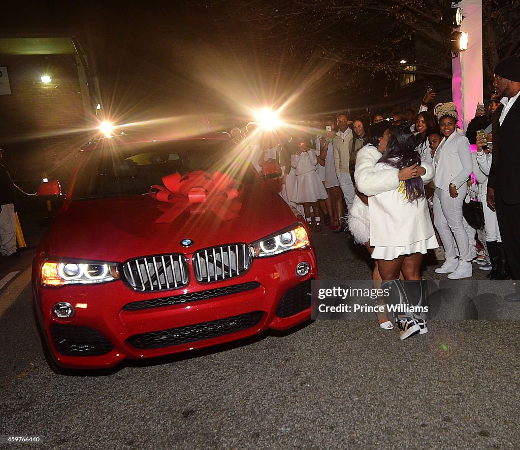 Car Given to Reginae Carter on display at Reginae's "All White" Sweet...  Foto di attualità - Getty Images