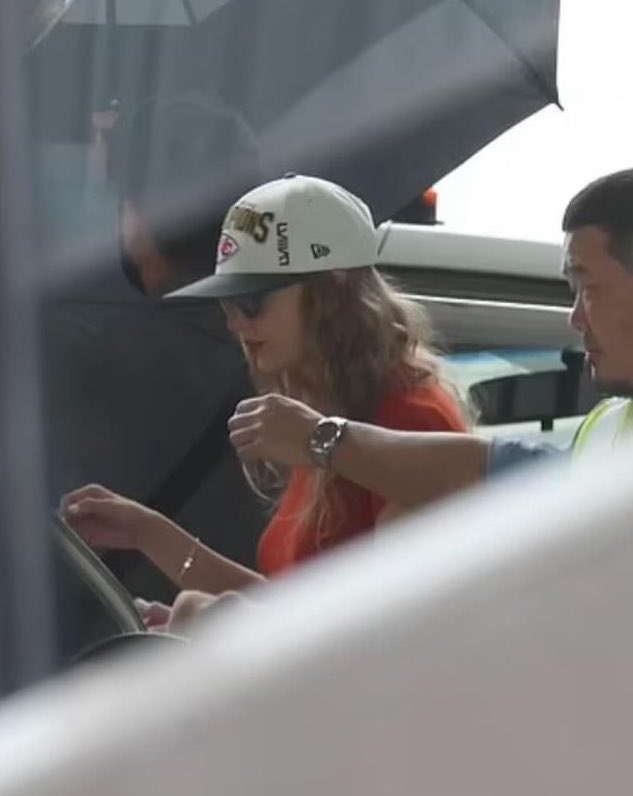 Taylor Swift News 🤍 on X: " | Taylor wearing her @Chiefs champion hat  earlier today in Australia https://t.co/SxWAG46Rsr" / X