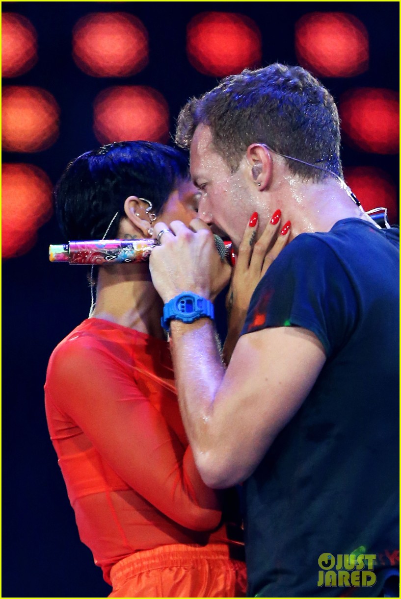 Rihanna: Paralympics Closing Ceremony Performance with Coldplay - Watch  Now!: Photo 2718078 | Chris Martin, Rihanna Photos | Just Jared:  Entertainment News