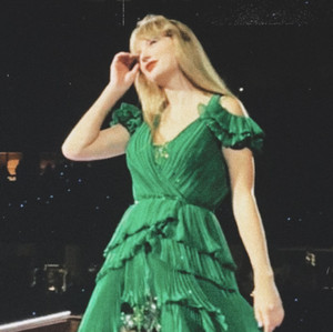 Taylor Swift Surprise Songs (Green Dress) - playlist by kazoosniffer |  Spotify