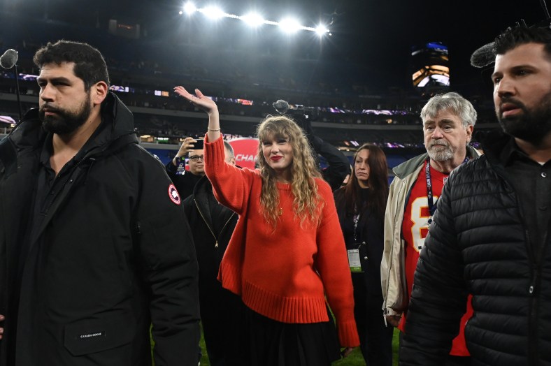 Taylor Swift, Travis Kelce celebrate with kiss after Kansas City Chiefs  Super Bowl-clinching win