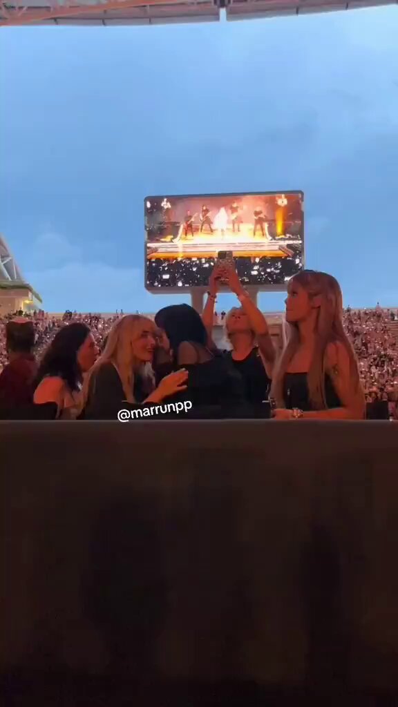 Taylor Swift News 🤍 on X: " | BLACKPINK's Lisa and Sabrina Carpenter  chatting in the VIP booth! #SingaporeTSTheErasTour https://t.co/wguIYkODRr"  / X