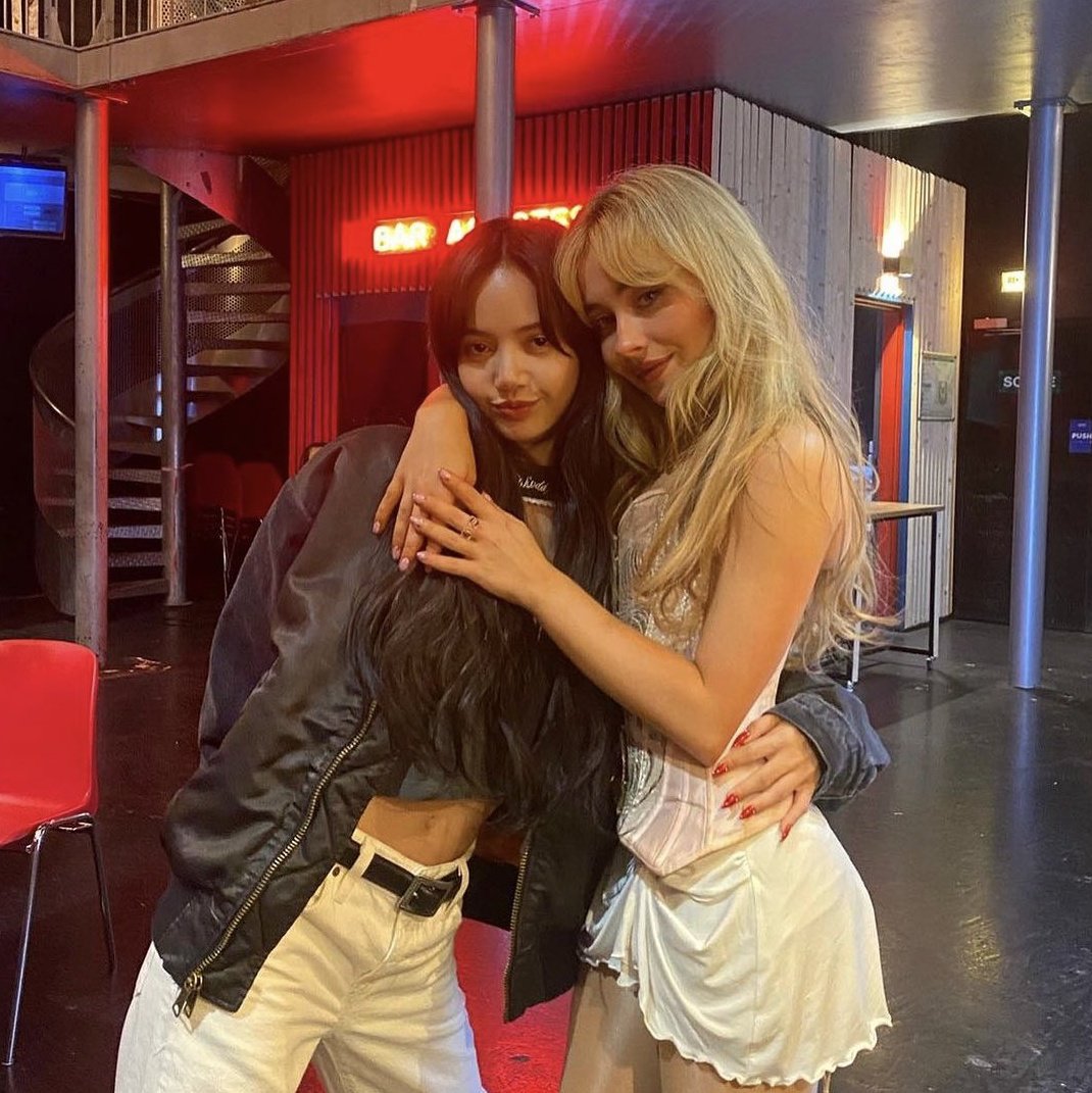 LISA's Updates on X: " Fans spotted Lisa and Sabrina Carpenter chatting in  the VIP area at #SingaporeTSTheErasTour.  #LALISA #ลิซ่า #리사 @wearelloud  https://t.co/aA96lpD6FG" / X