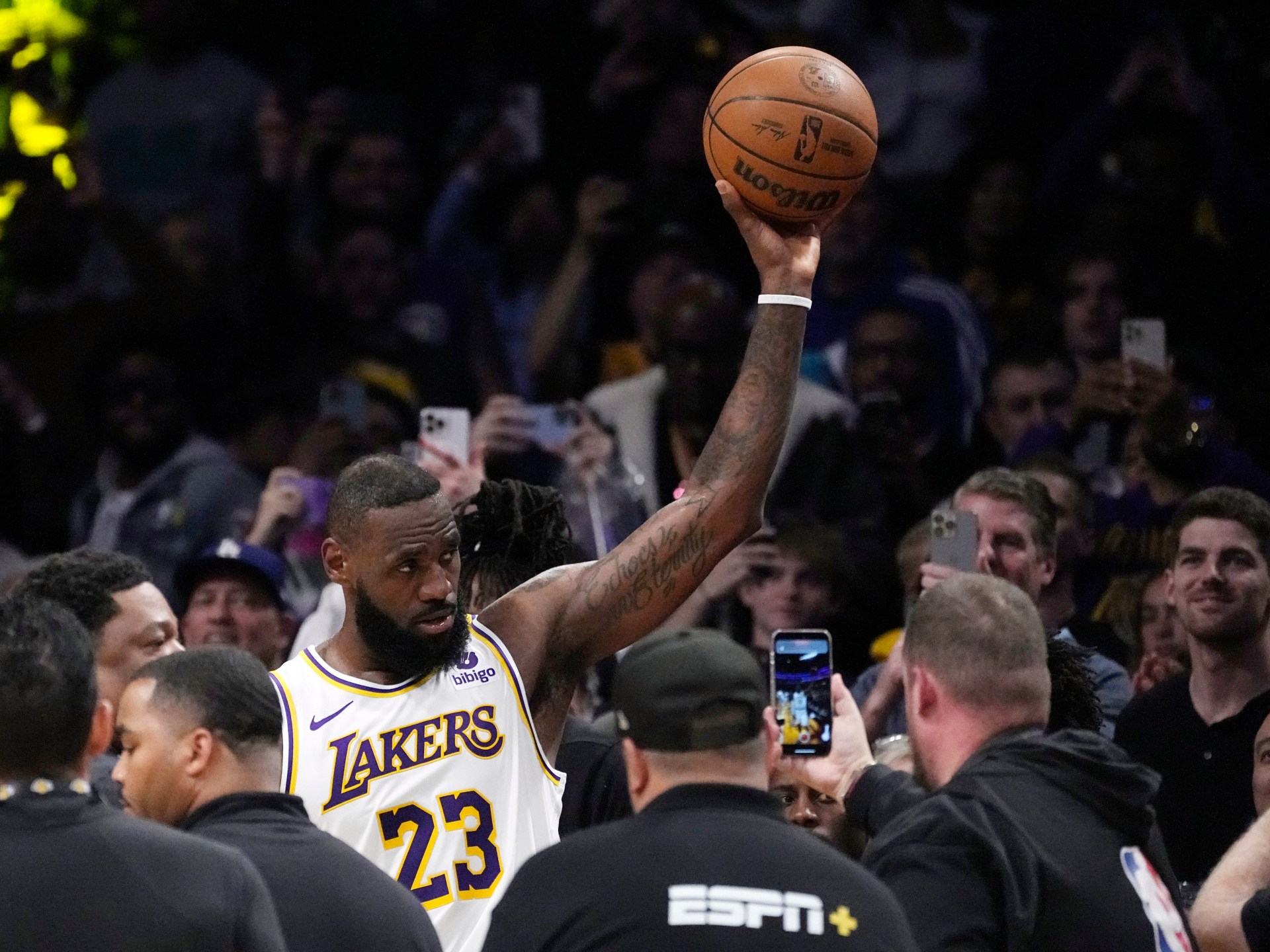 LeBron James becomes first NBA player to reach 40,000 points | Basketball  News | Al Jazeera