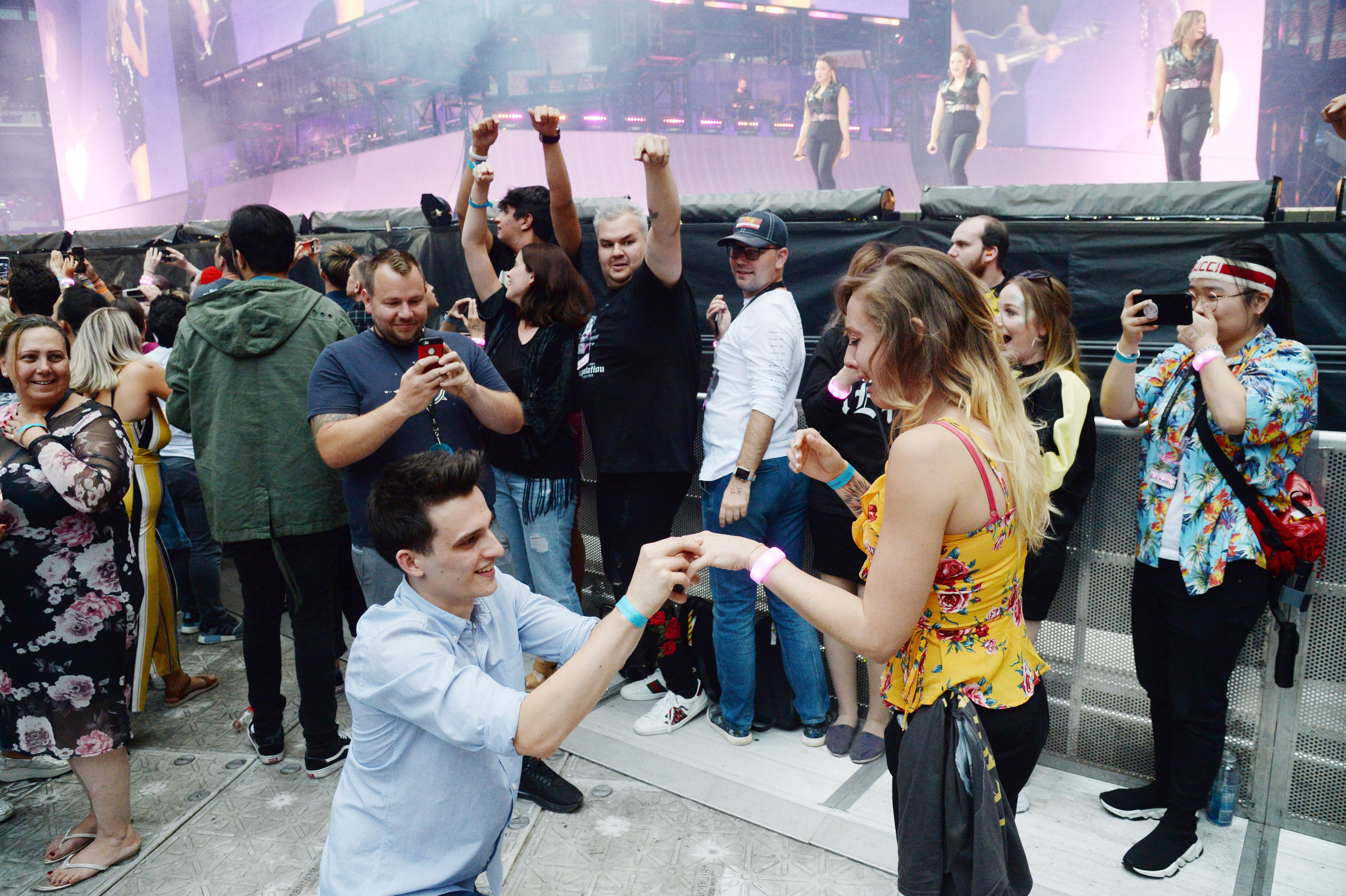 A Couple Got Engaged At Taylor Swift's Concert — T-Swift Reputation Tour  Proposal