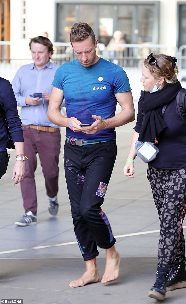 Chris Martin surprises fans as he goes ultra casual by stepping out barefoot  in London | Daily Mail Online