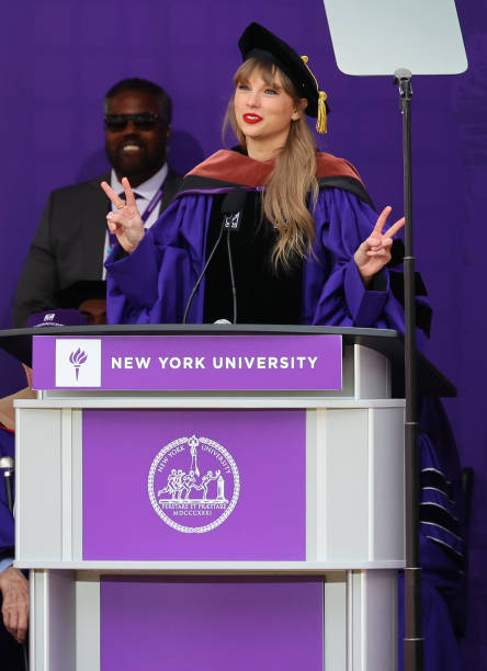 Taylor Swift Delivers New York University 2022 Commencement Address...