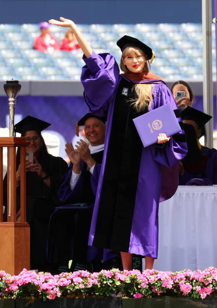 Taylor Swift Delivers New York University 2022 Commencement Address