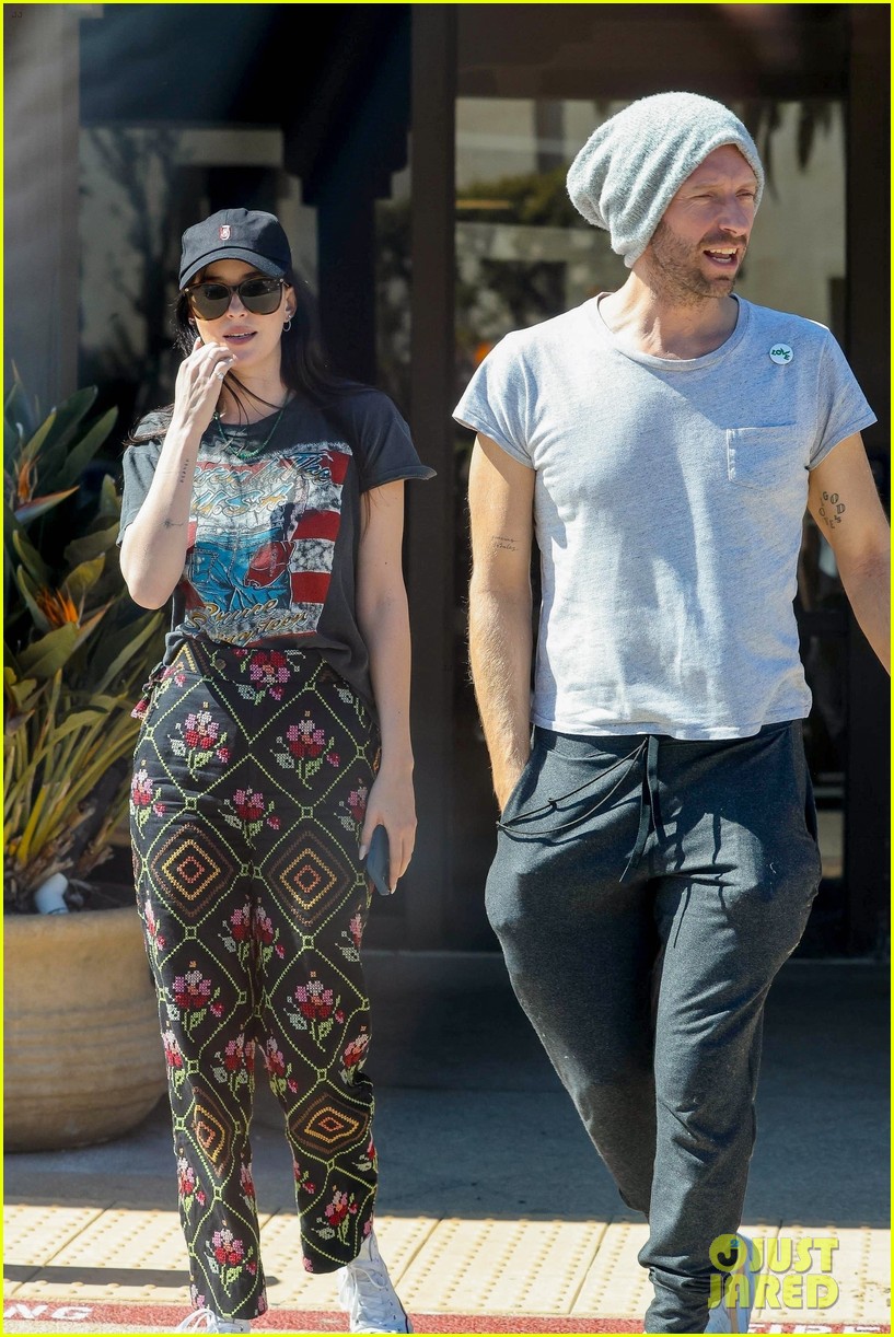 Dakota Johnson & Chris Martin Keep Close on Coffee Date in Malibu: Photo  4918679 | Chris Martin, Dakota Johnson Photos | Just Jared: Entertainment  News