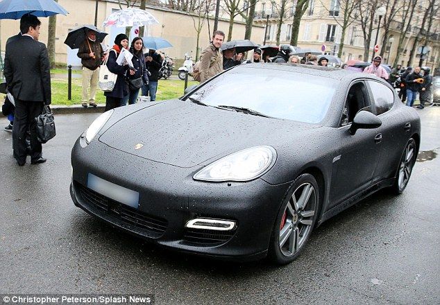 Kanye West draws a crowd in his matte-black Porsche | Black porsche,  Porsche, Porsche panamera