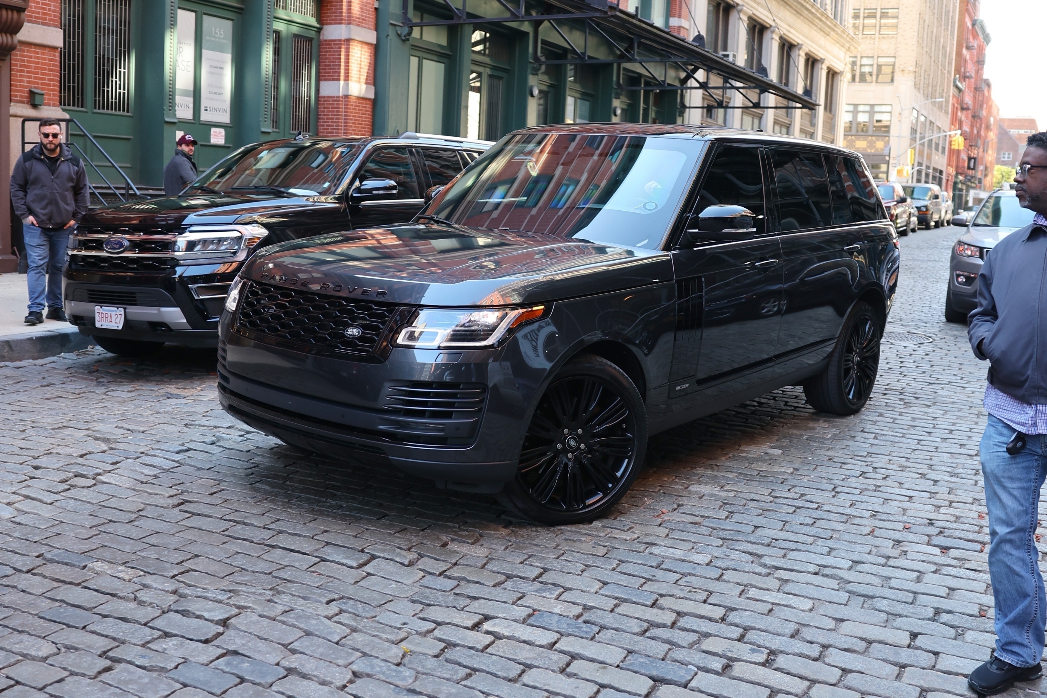 22metgala on X: "Taylor Swift returns in her Range Rover to her New York  apartment after the first leg of her tour, performing in Buenos Aires.  https://t.co/N4pUGHOF1X" / X