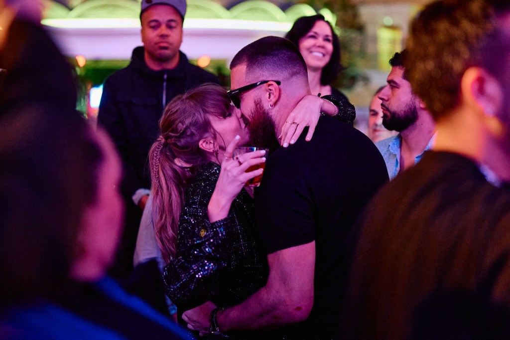 Taylor Swift and Travis Kelce kissing