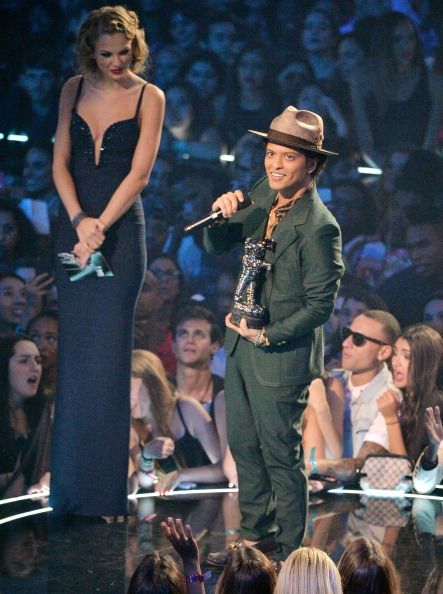 LOL: Pictures Of Bruno Mars Standing Next To Tall People | Bruno mars  taylor swift, Bruno mars, Tall people