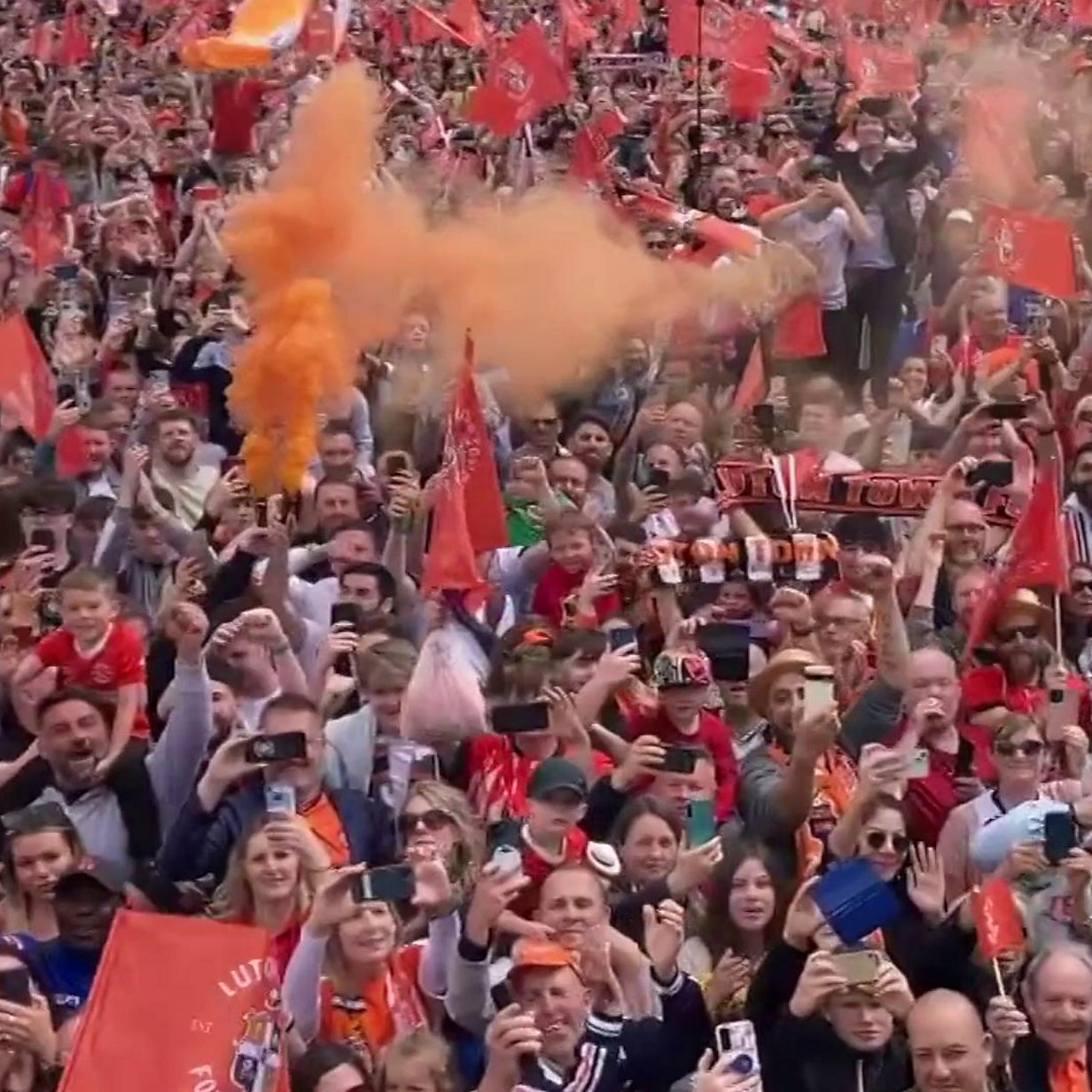 Luton Town: Thousands line streets for Premier League promotion party - BBC  News