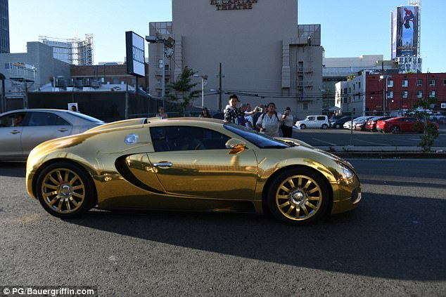 Jamie Foxx pulls up to premiere in gold Bugatti Veyron | Daily Mail Online