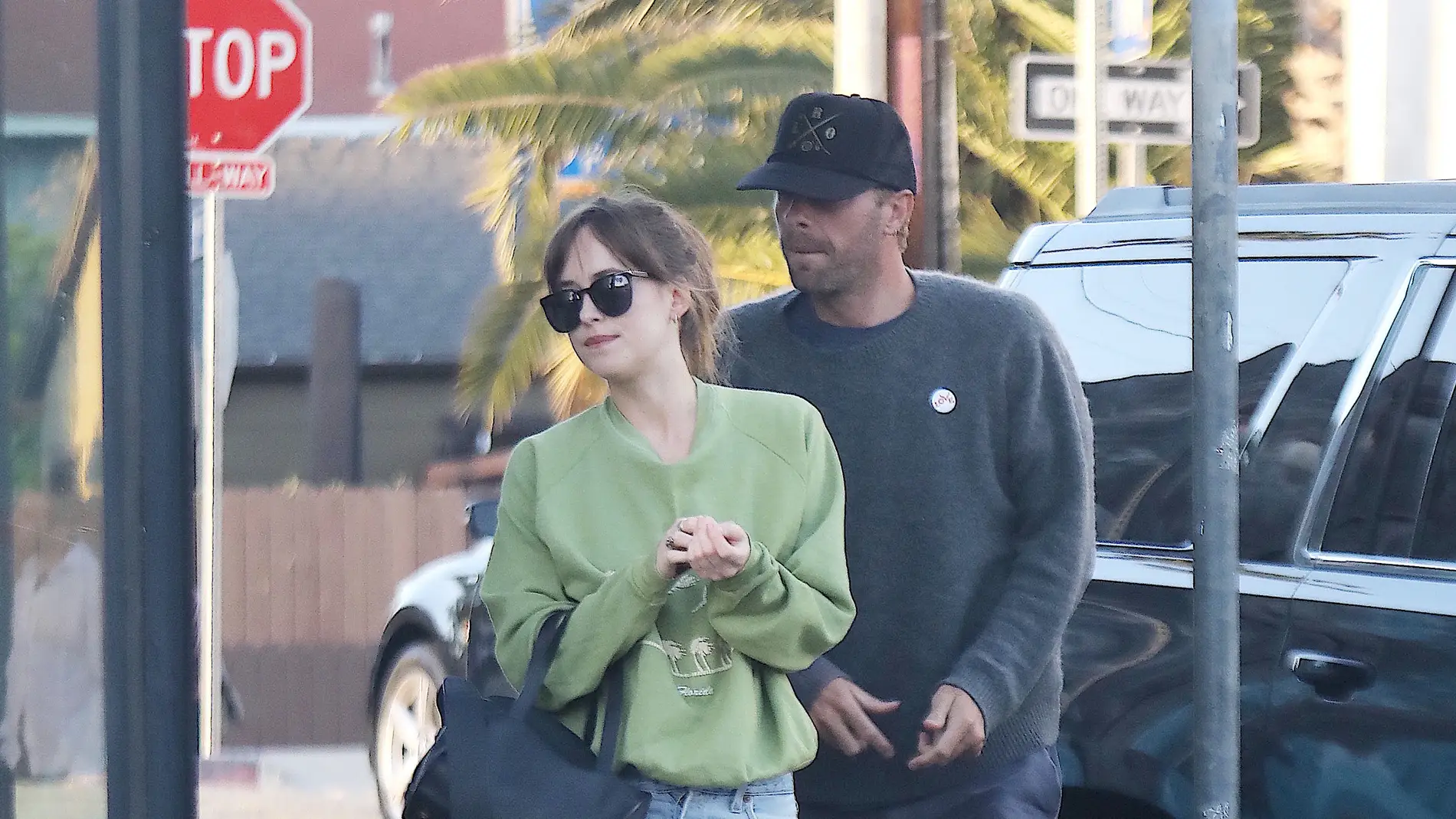 Dakota Johnson habla por primera vez de su romance con Chris Martin:  "Siento que tengo 48 y 26"