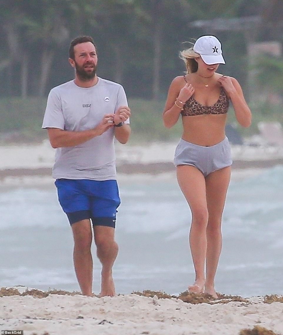 Chris Martin enjoys beach stroll with daughter Apple, 17, during family  break in Mexico | Daily Mail Online