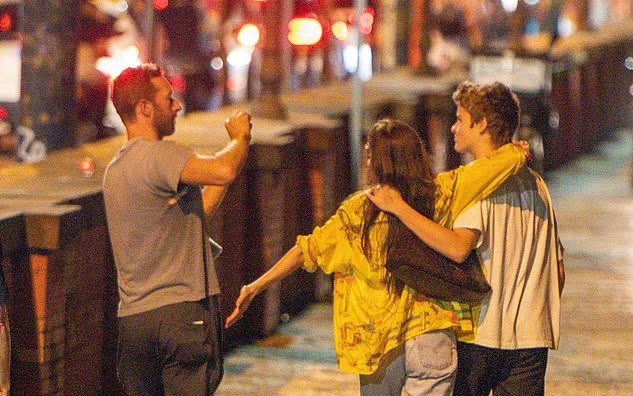 21 on X: "Chris Martin, Dakota Johnson and Moses in Naples.  https://t.co/CmQvXFDUDd" / X