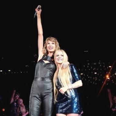 Taylor Swift and Avril Lavigne performed 'Complicated' on 1989 tour | 1989  tour, Avril lavigne, Taylor swift