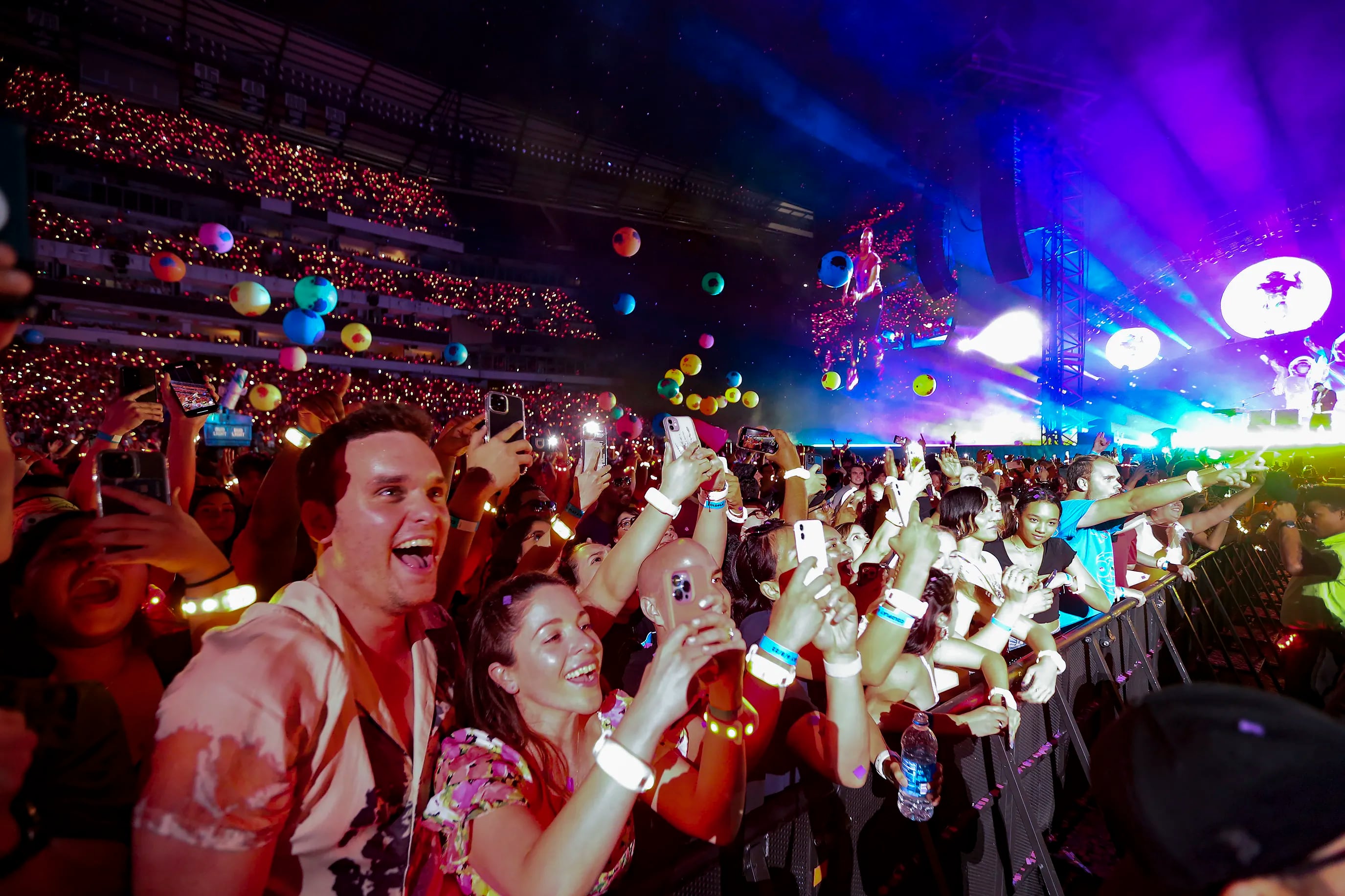 Coldplay brings fireworks, singing puppets, alien masks – and a parade of  hits – to the Linc