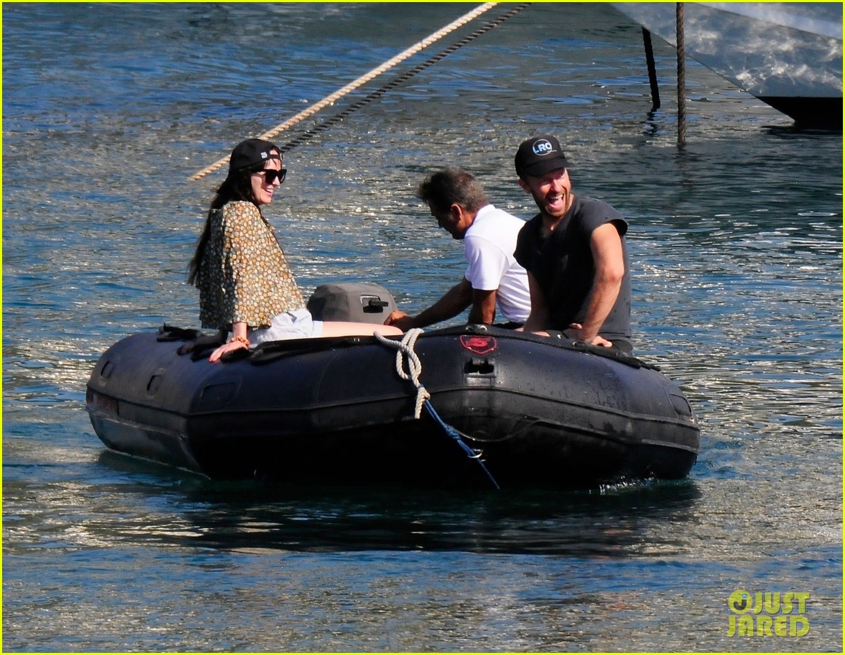 Dakota Johnson & Chris Martin Spotted Together on Vacation in Spain! (New  Photos): Photo 4594538 | Chris Martin, Dakota Johnson Photos | Just Jared:  Entertainment News