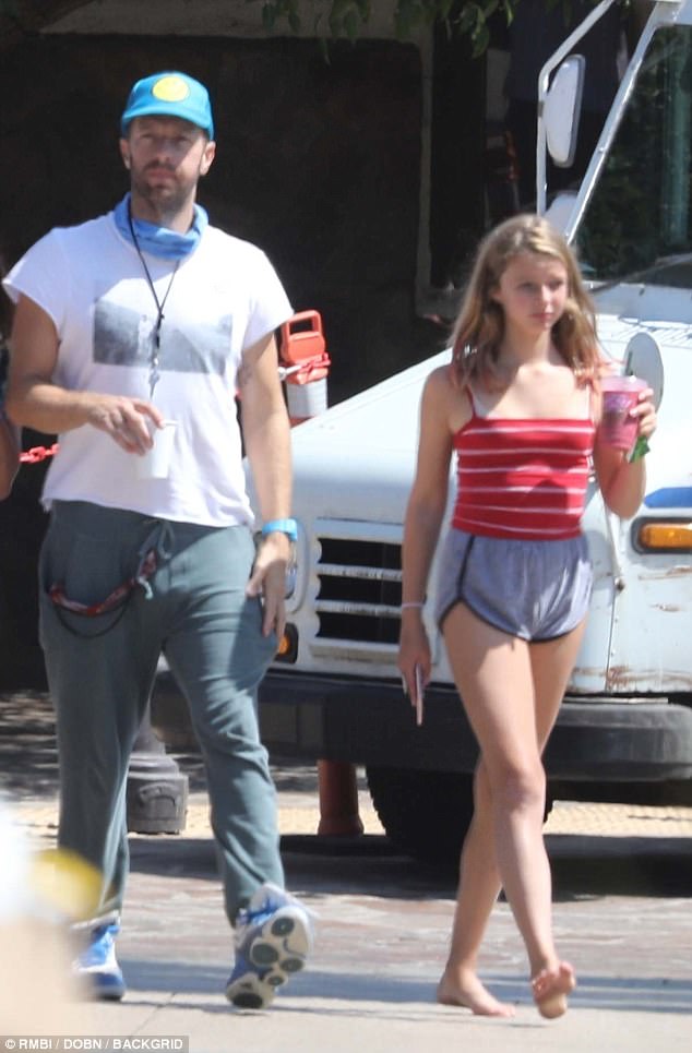 Chris Martin takes daughter Apple for a smoothie | Daily Mail Online