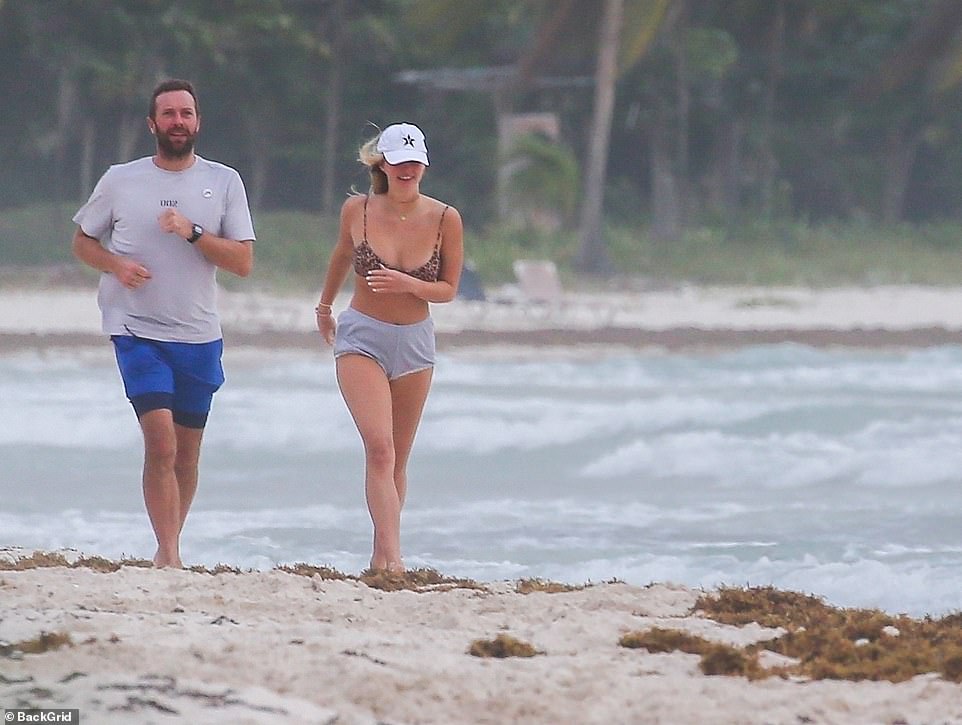 Chris Martin enjoys beach stroll with daughter Apple, 17, during family  break in Mexico | Daily Mail Online