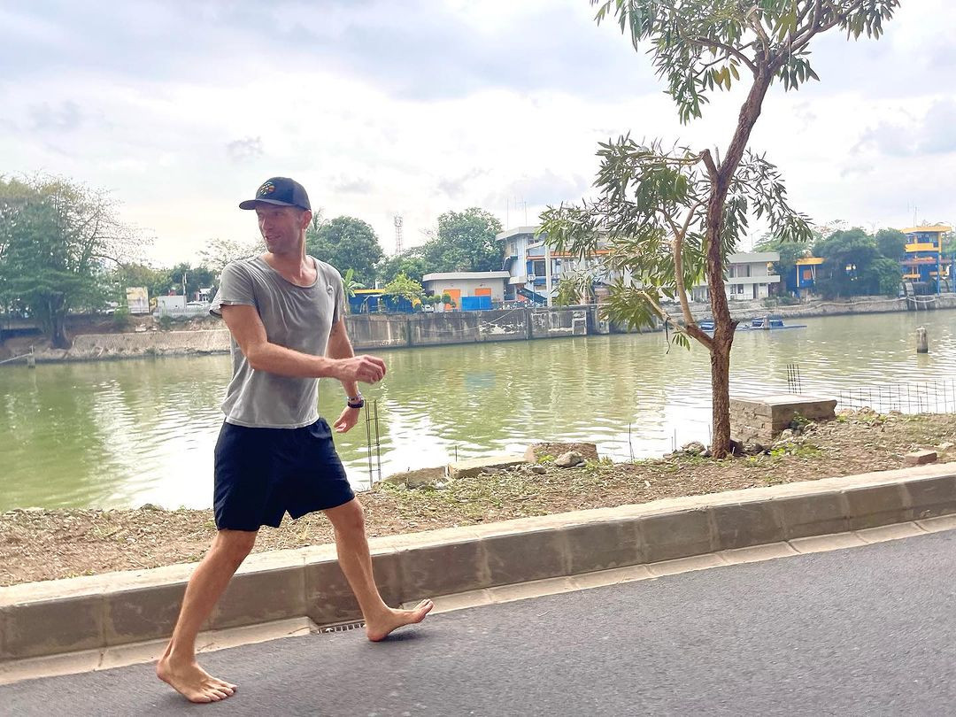 Chris Martin enjoys morning walk before Jakarta concert - People - The  Jakarta Post