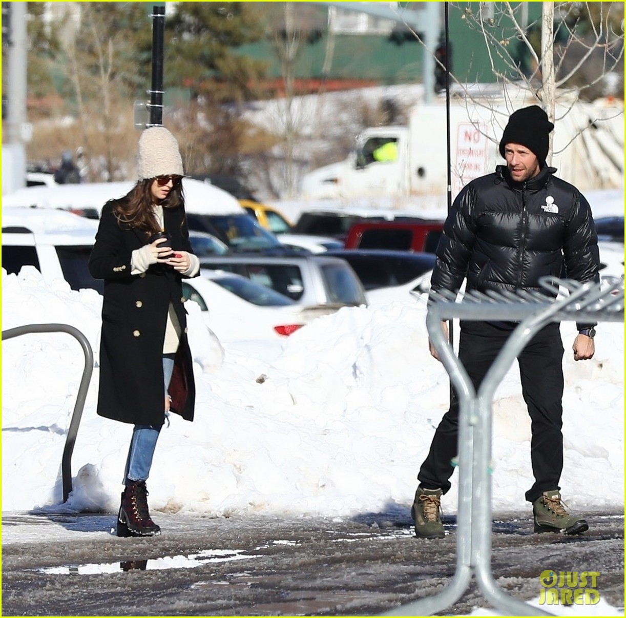 Dakota Johnson & Chris Martin Walk Arm in Arm While Skiing with Gwyneth  Paltrow & Family!: Photo 4406175 | Chris Martin, Dakota Johnson, Gwyneth  Paltrow Photos | Just Jared: Entertainment News