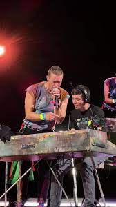 Chris Martin invitó a un fan a tocar The Hardest Part en el piano en C... |  TikTok