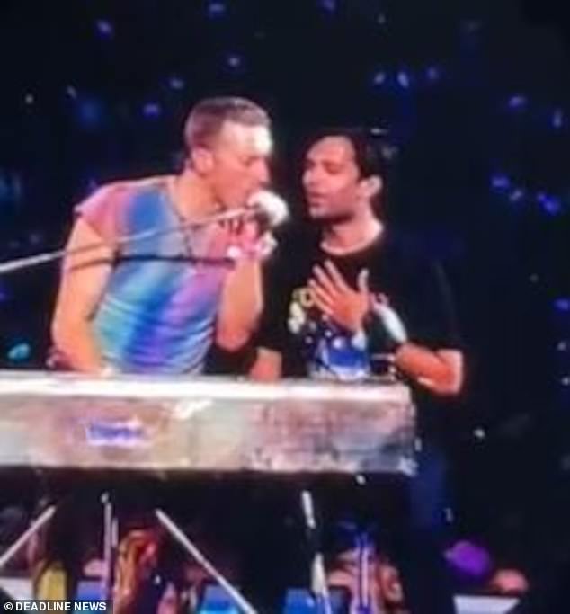 Coldplay fans brought to tears as Chris Martin pulls fan on stage to sing  tribute to late friend | Daily Mail Online