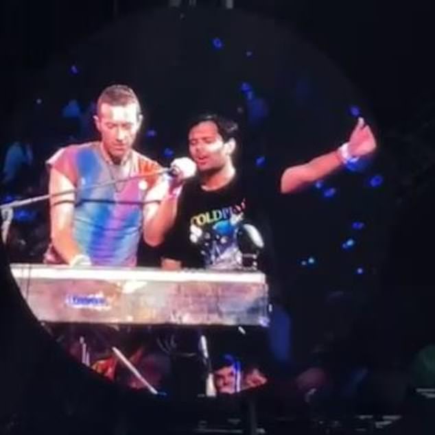 Coldplay fans brought to tears as Chris Martin pulls fan on stage to sing  tribute to late friend | Daily Mail Online