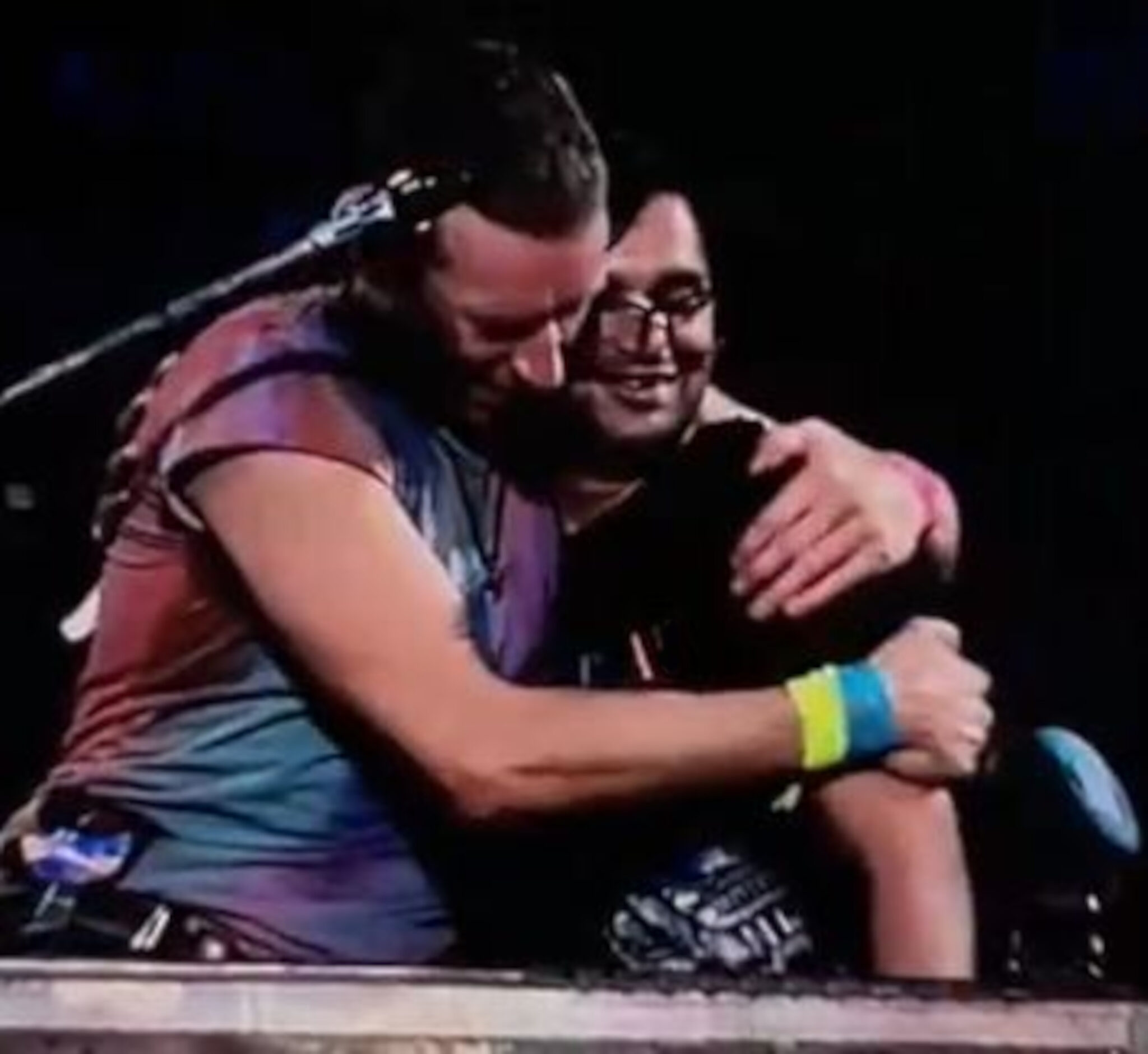 Coldplay pulls fan on stage to sing tribute to late friend