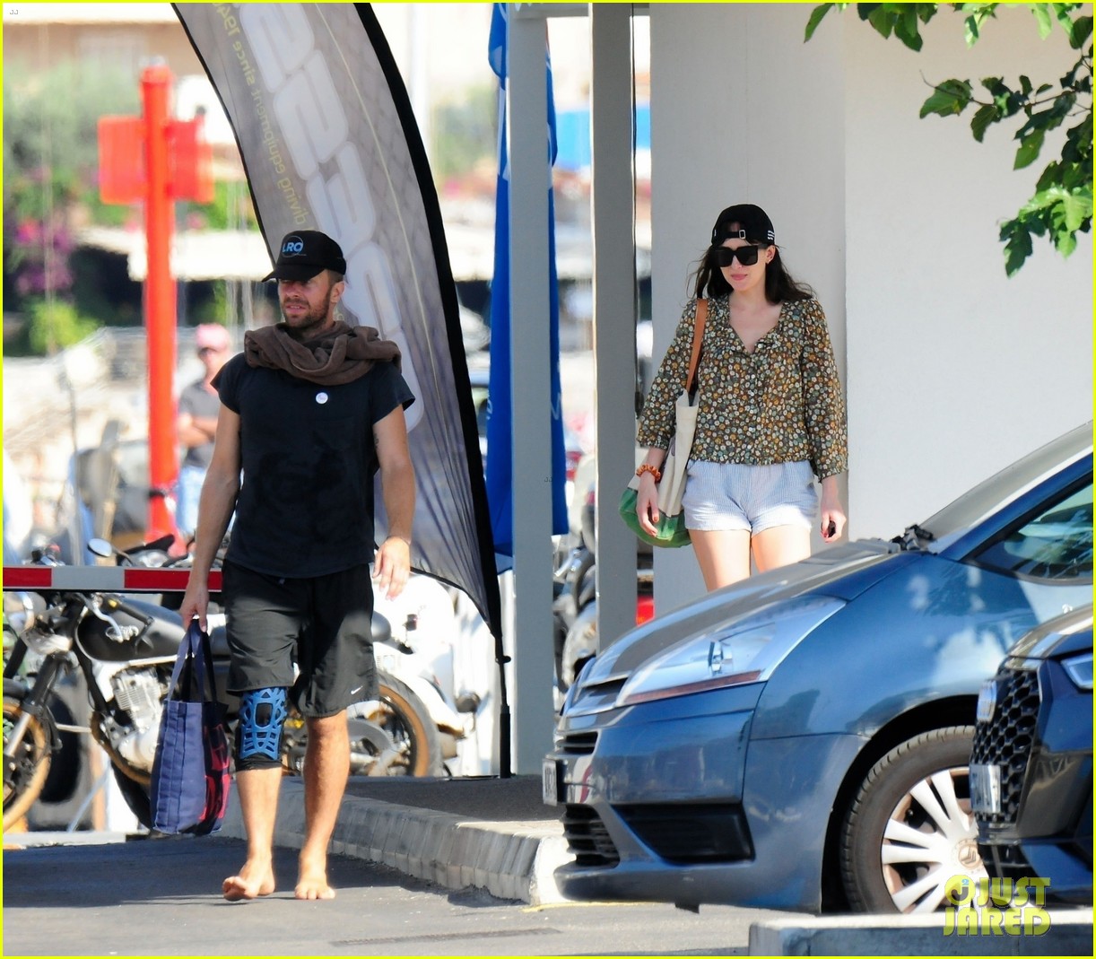 Dakota Johnson & Chris Martin Spotted Together on Vacation in Spain! (New  Photos): Photo 4594557 | Chris Martin, Dakota Johnson Photos | Just Jared:  Entertainment News