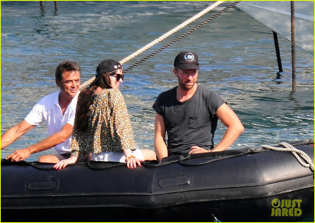 Dakota Johnson & Chris Martin Spotted Together on Vacation in Spain! (New  Photos): Photo 4594520 | Chris Martin, Dakota Johnson Photos | Just Jared:  Entertainment News